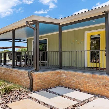 Blumenhaus Sleeps 6 Full Kitchen Plus Hot Tub Fredericksburg Exterior photo