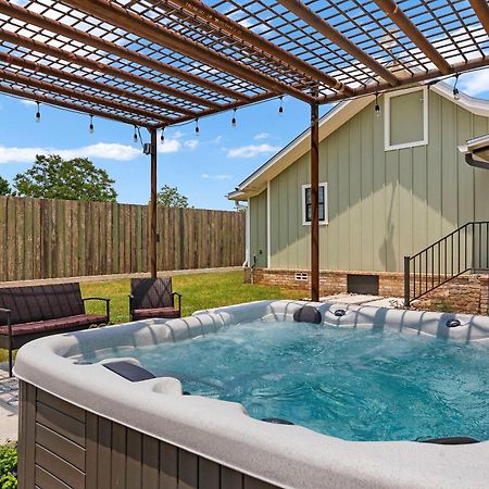 Blumenhaus Sleeps 6 Full Kitchen Plus Hot Tub Fredericksburg Exterior photo