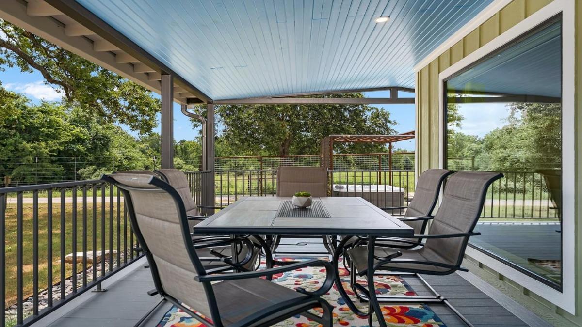 Blumenhaus Sleeps 6 Full Kitchen Plus Hot Tub Fredericksburg Exterior photo