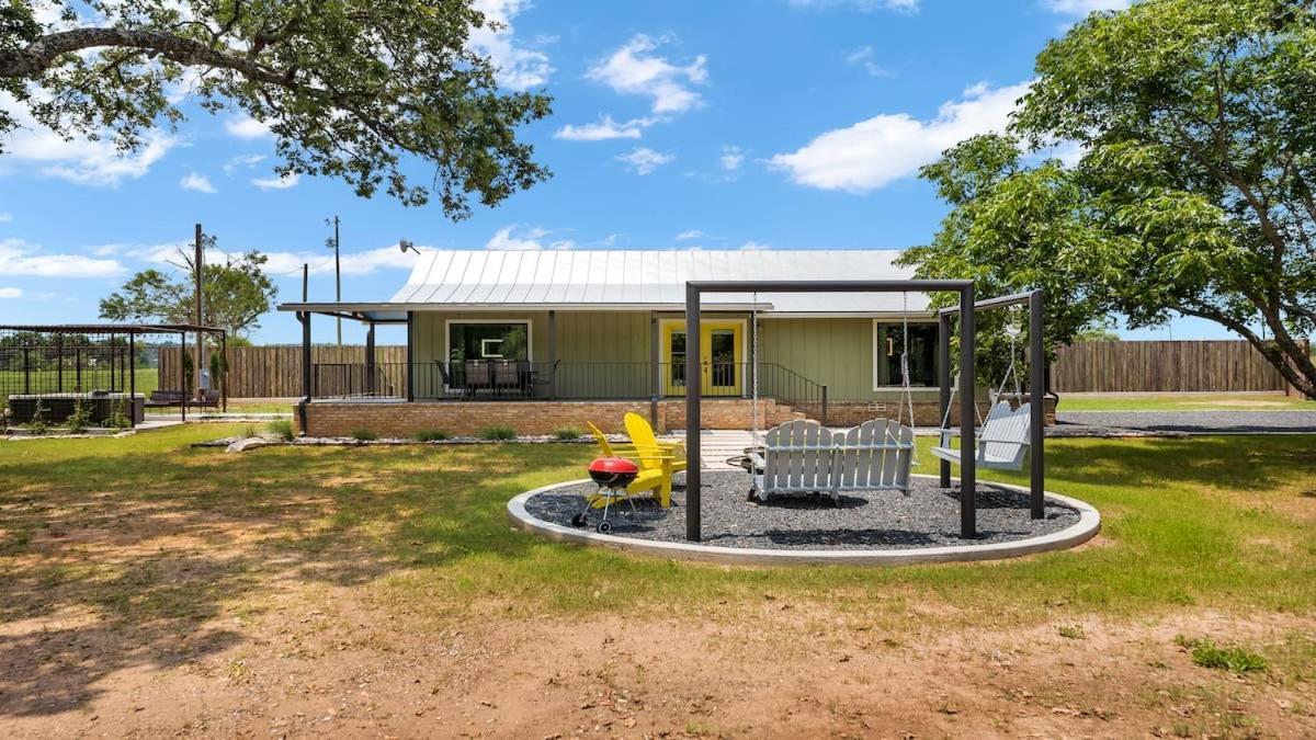 Blumenhaus Sleeps 6 Full Kitchen Plus Hot Tub Fredericksburg Exterior photo