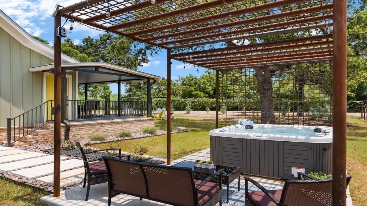 Blumenhaus Sleeps 6 Full Kitchen Plus Hot Tub Fredericksburg Exterior photo