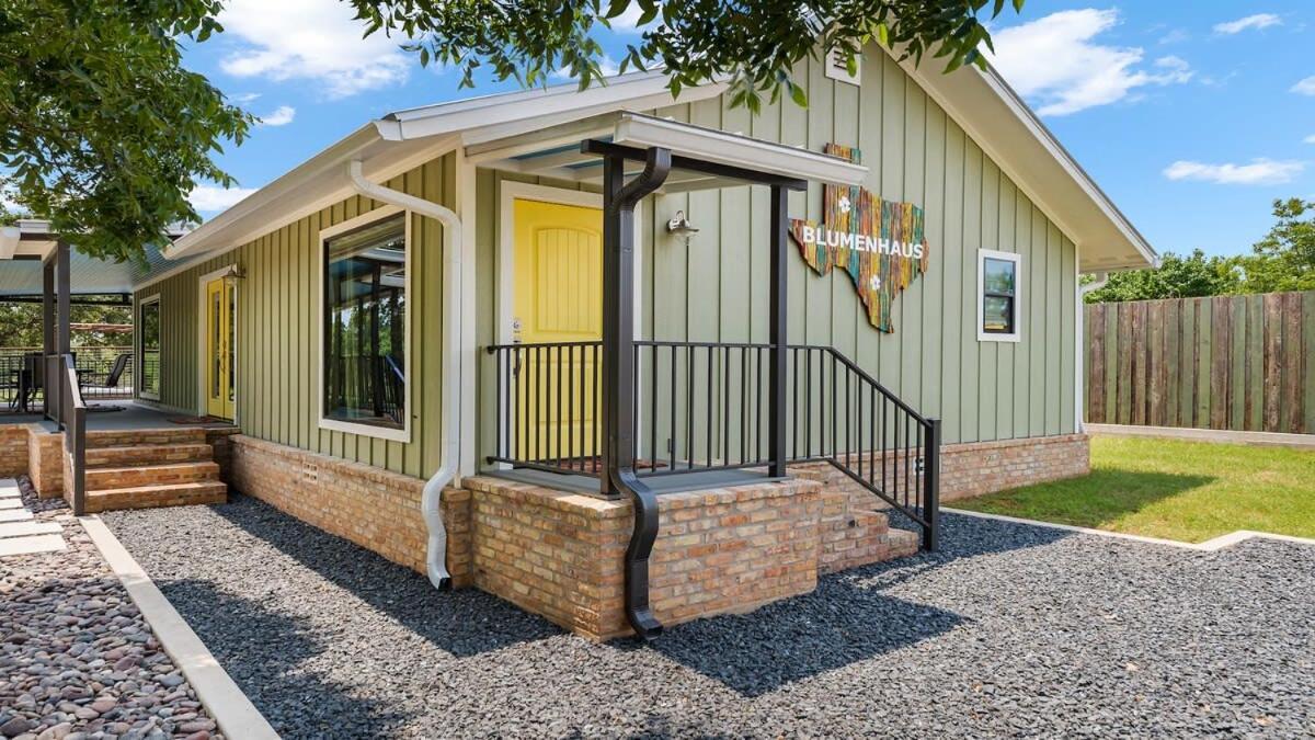 Blumenhaus Sleeps 6 Full Kitchen Plus Hot Tub Fredericksburg Exterior photo