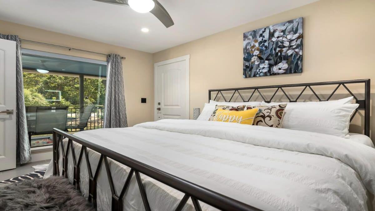 Blumenhaus Sleeps 6 Full Kitchen Plus Hot Tub Fredericksburg Exterior photo