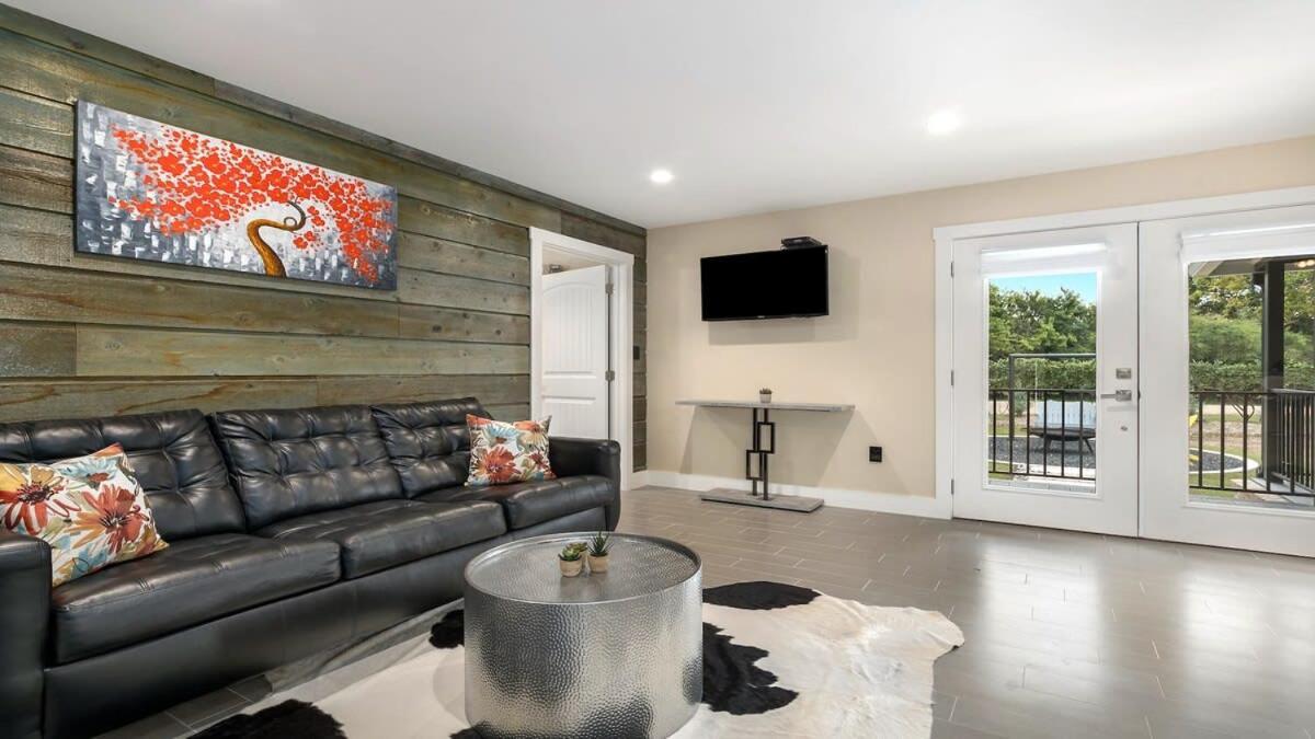 Blumenhaus Sleeps 6 Full Kitchen Plus Hot Tub Fredericksburg Exterior photo