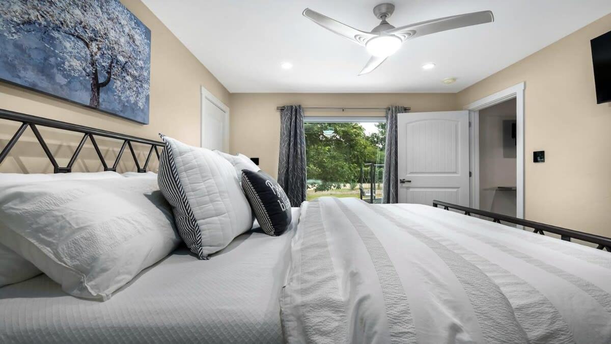 Blumenhaus Sleeps 6 Full Kitchen Plus Hot Tub Fredericksburg Exterior photo