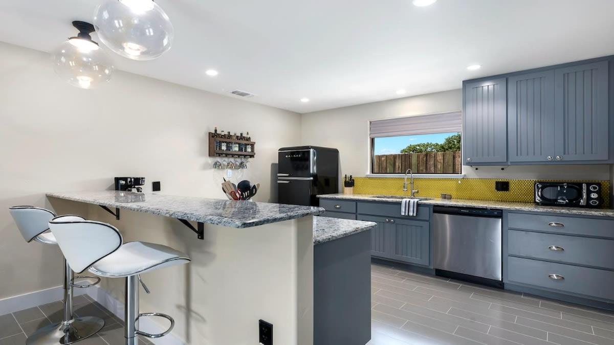 Blumenhaus Sleeps 6 Full Kitchen Plus Hot Tub Fredericksburg Exterior photo