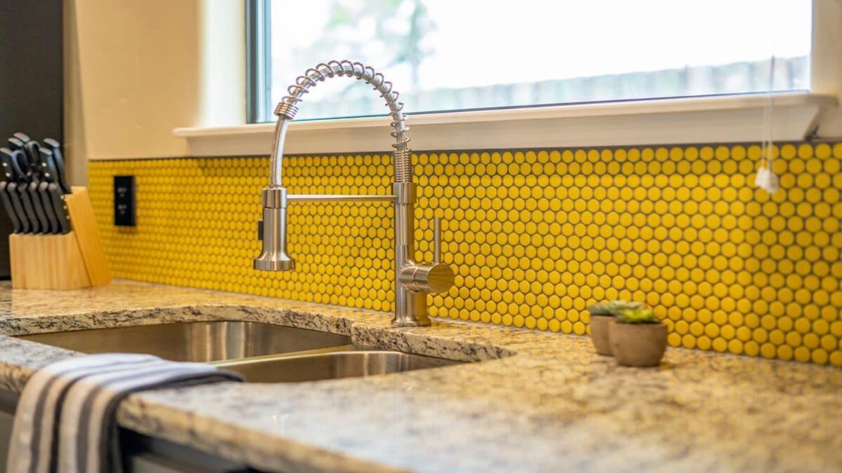 Blumenhaus Sleeps 6 Full Kitchen Plus Hot Tub Fredericksburg Exterior photo