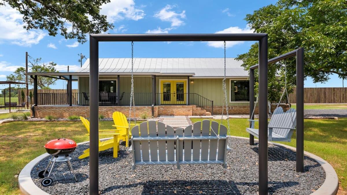 Blumenhaus Sleeps 6 Full Kitchen Plus Hot Tub Fredericksburg Exterior photo