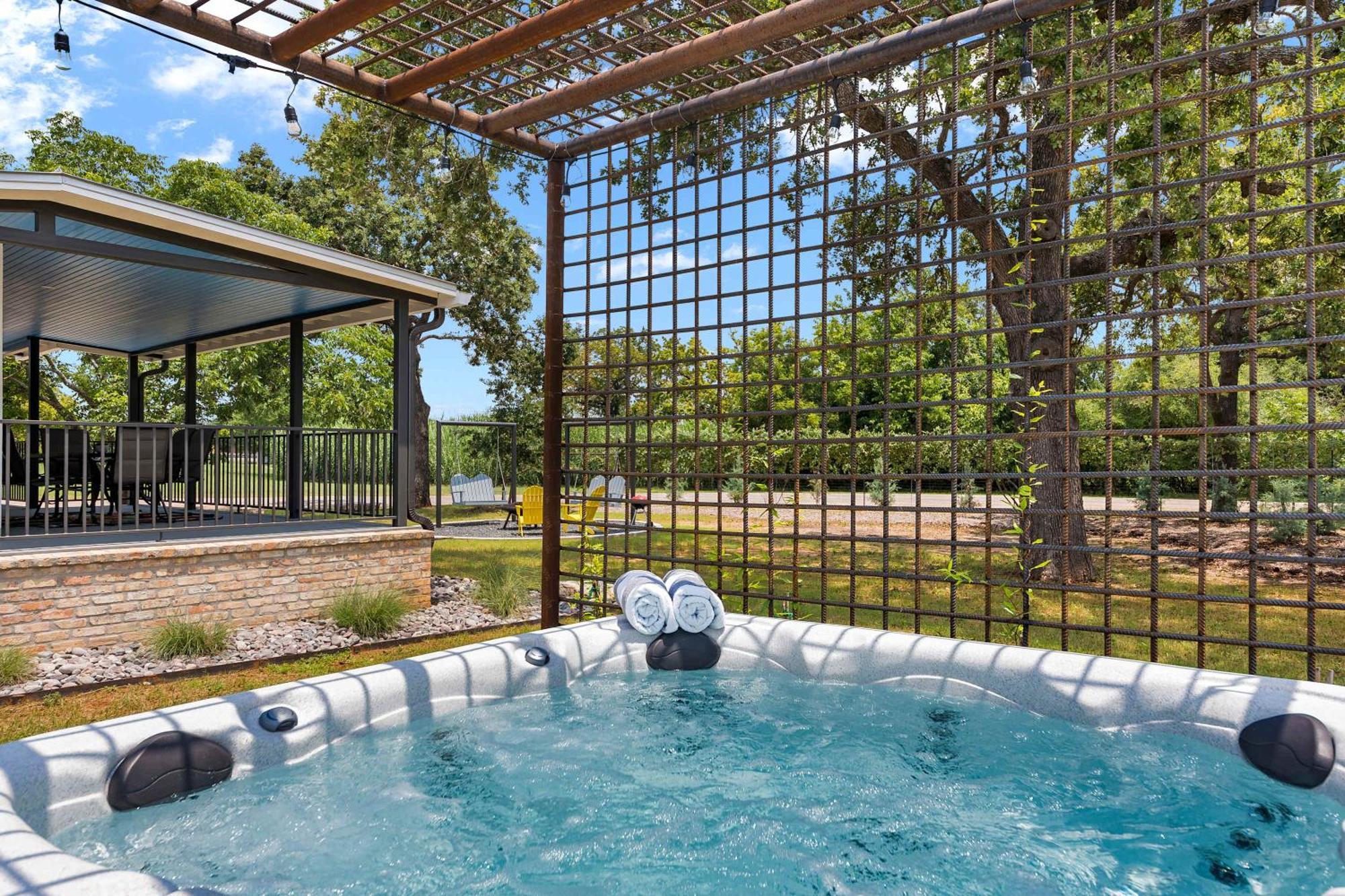 Blumenhaus Sleeps 6 Full Kitchen Plus Hot Tub Fredericksburg Exterior photo