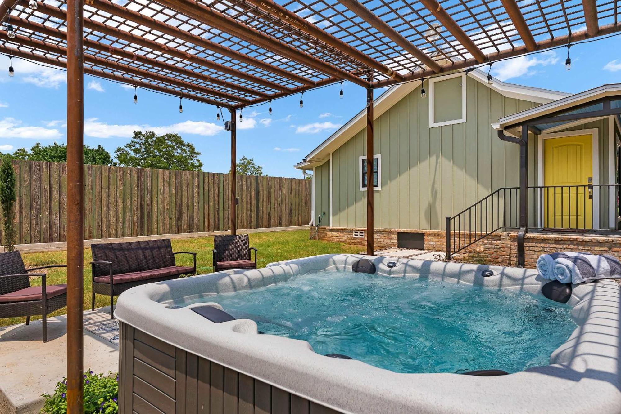 Blumenhaus Sleeps 6 Full Kitchen Plus Hot Tub Fredericksburg Exterior photo